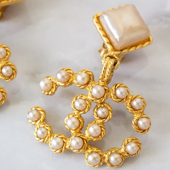 Chanel Vintage S/S 1992 Gold-Plated CC Logo Pearl Collection 28 Clip Earrings - Picture 4 of 11